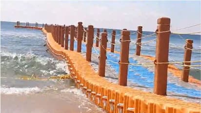 സഞ്ചാരികളേ ഇതിലേ ഇതിലേ, കടലിലേക്കിറങ്ങി കാഴ്ചകൾ കാണാം; തിരുവനന്തപുരത്തെ ആദ്യ ഫ്ലോട്ടിംഗ് ബ്രിഡ്ജ് ഇതാ ഇവിടെ...