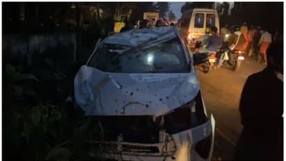 കോഴിക്കോട് ഇന്നോവ കാർ നിയന്ത്രണം വിട്ട് ഇലക്ട്രിക് പോസ്റ്റിൽ ഇടിച്ചു; രണ്ട് പേർക്ക് ഗുരുതര പരിക്ക്