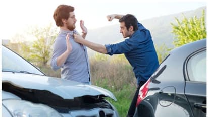 റോഡിൽ വാഹനങ്ങളൊന്ന് മുട്ടിയാൽ പരസ്പരം കൊല്ലാൻ നിൽക്കരുത്; നമുക്കത്ര പരിചിതമല്ലാത്ത ആ ചോദ്യം ചോദിച്ച് തുടങ്ങാം