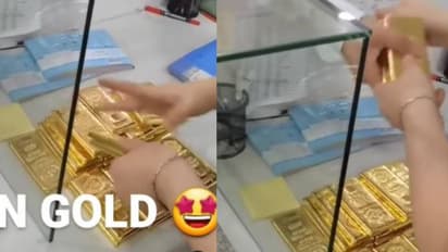 വീട് വാങ്ങാൻ പേയ്‍മെന്റ്, ഒന്നുംരണ്ടുമല്ല സ്വർണ്ണക്കട്ടകൾ വാരിയെറിഞ്ഞ് യുവാവ്, ഒന്നിന്റെ വില ഏഴുലക്ഷം