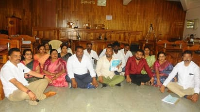 ಚಿಕ್ಕಮಗಳೂರು: ನಗರಸಭೆ ಸಾಮಾನ್ಯ ಸಭೆಯಲ್ಲಿ ಗಲಾಟೆ, ಧರಣಿ ಕುಳಿತ ಬಿಜೆಪಿ, ಜೆಡಿಎಸ್ ಸದಸ್ಯರು