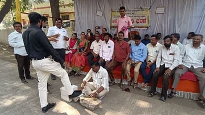 ವಿಜಯಪುರ: 28ನೇ ದಿನಕ್ಕೆ ಕಾಲಿಟ್ಟ ಅತಿಥಿ ಉಪನ್ಯಾಸಕರ ಮುಷ್ಕರ: ಬೂಟ್ ಪಾಲಿಶ್ ಮಾಡಿದ ಶಿಕ್ಷಕರು 