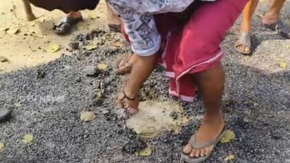 വിഴിഞ്ഞത്ത് വലിയ കുഴികളടച്ച് നടത്തിയ ടാറിംഗ് മണിക്കുറുകൾക്കുള്ളിൽ ഇളകി, പ്രതിഷേധവുമായി നാട്ടുകാർ