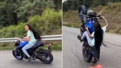 ഹെൽമറ്റ് പോലുമില്ല, നടുറോഡിൽ ബൈക്കിൽ യുവതിയുടെ അഭ്യാസപ്രകടനം, തലയിൽ കൈവച്ച് കാഴ്ച്ചക്കാർ