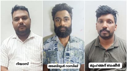 കൈകാണിച്ചിട്ട് നിർത്തിയില്ല, ചെയ്സ് ചെയ്ത് പിടിച്ചത് ഹാൻസടക്കം 30 ലക്ഷത്തിന്‍റെ നിരോധിത ഉത്പന്നങ്ങൾ, അറസ്റ്റ്