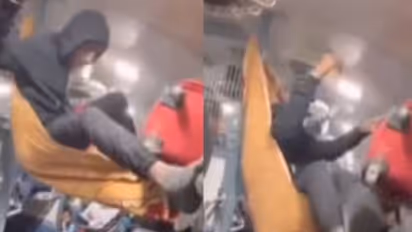 കിടക്കാൻ ട്രെയിനിൽ തൊട്ടിൽ കെട്ടി, എല്ലാം കൂടി പൊട്ടിപ്പൊളിഞ്ഞ് താഴെ; വീഡിയോ