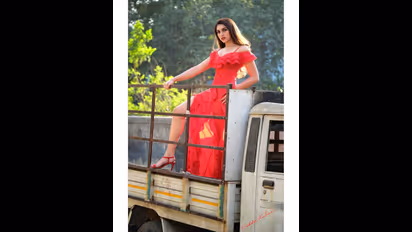 ರೆಡ್ ಡ್ರೆಸ್​ನಲ್ಲಿ ಕಾಟೇರ ಕ್ವೀನ್: ಆರಾಧನಾ ಬೋಲ್ಡ್ ಅವತಾರಕ್ಕೆ ಅರ್ಧಂಬರ್ಧ ಬಟ್ಟೆಗಳನ್ನು ಹಾಕಬೇಡಿ ಎಂದ ಫ್ಯಾನ್ಸ್‌!