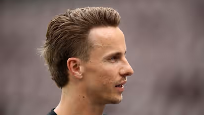 പിച്ചില് കുറുമ്പ് ഇത്തിരി കൂടിപ്പോയി, ടോം കറന്റെ ചെവിക്ക് പിടിച്ച് ബിഗ് ബാഷ്; നാല് മത്സരങ്ങളില് വിലക്ക്