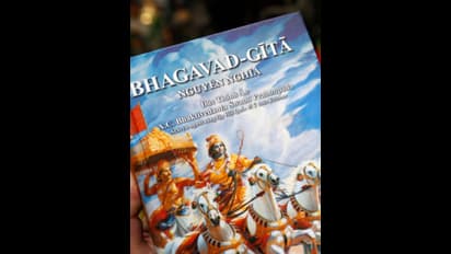 ಭಗವದ್ಗೀತೆಯನ್ನು ದಿಂಬಿನ ಕೆಳಗೆ ಇಟ್ಟು ಮಲಗೋದು ಸೂಕ್ತವೇ? 