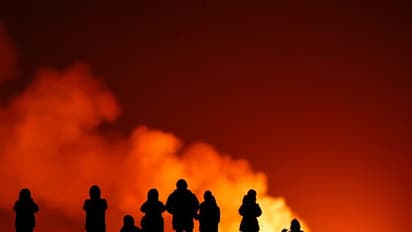 നഗരം വിഴുങ്ങാന് അഗ്നിപര്വ്വത ലാവ; അടിയന്തരാവസ്ഥ പ്രഖ്യാപിച്ച് ഐസ്ലാന്ഡ്, 4000 പേരെ ഒഴിപ്പിച്ചു