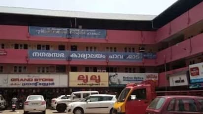 ജോലിക്കിടയില്‍ ബിജെപി നേതാവിന്‍റെ അനുസ്മരണ ചടങ്ങില്‍ പങ്കെടുത്തു; നഗരസഭ ജീവനക്കാരിക്ക് സസ്‌പെൻഷൻ