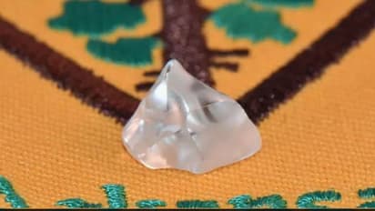 വെറുമൊരു ഗ്ലാസ് കഷ്ണമെന്ന് കരുതി തള്ളിക്കളഞ്ഞു, കയ്യിൽ കിട്ടിയത് ഒന്നാന്തരം വജ്രം..!