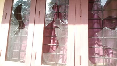 വൻ ശബ്ദം, വീടിന്‍റെ 3 ജനൽ ചില്ലുകൾ തകർന്നു; ആലപ്പുഴയിൽ മുൻ പഞ്ചായത്ത് അംഗത്തിന്‍റെ വീടിന് നേരെ ആക്രമണം