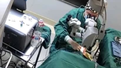 அறுவை சிகிச்சையில் இருந்த மூதாட்டி.. இரக்கமின்றி கொடூரமாக தாக்கிய மருத்துவர் - பரபரப்பை ஏற்படுத்திய வீடியோ!