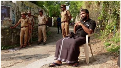 കോൺഗ്രസ് മാർച്ചിനെതിരായ പൊലീസ് നടപടി; കറുത്ത വസ്ത്രമണിഞ്ഞ് ചാണ്ടി ഉമ്മന്റെ ഒറ്റയാള് സമരം