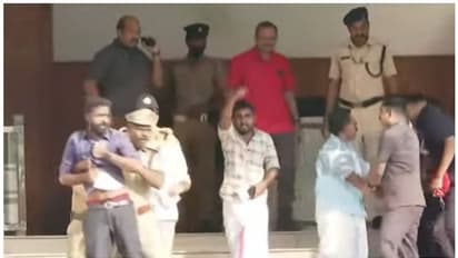 സെക്രട്ടറിയേറ്റിനുള്ളിൽ പ്രതിഷേധം; മുഖ്യമന്ത്രിയുടെ ഓഫീസിന് മുന്നിൽ കരിങ്കൊടിയുമായി ആർവൈഎഫ് പ്രവർത്തകർ