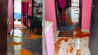 കരോൾ സംഘത്തിനൊപ്പം പോയി, ഒന്നര മണിക്കൂര് കൊണ്ട് തിരിച്ചെത്തിയപ്പോൾ മുറികളിലാകെ മുളകുപൊടി, 8 പവൻ മോഷണം പോയി