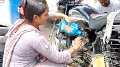 पति को हुआ फ़ालिज तो पत्नी बन गई बाइक मैकेनिक