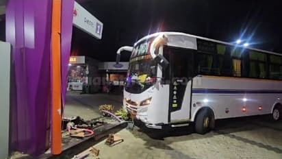 നിയന്ത്രണം വിട്ട ടൂറിസ്റ്റ് ബസ് പെട്രോൾ പമ്പിലേക് ഇടിച്ചു കയറി; പമ്പ് ജീവനക്കാരനു പരിക്ക്, മെഷീൻ തകര്ത്തു