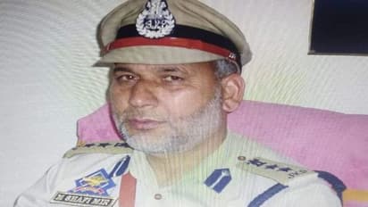 ఉగ్రవాదుల దుశ్చర్య.. మసీదులో ప్రార్థనలు చేస్తుండగా రిటైర్డ్ పోలీస్ అధికారి హత్య.. 