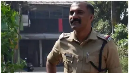 സ്വർണ്ണക്കടത്ത് സംഘവുമായി ബന്ധം, വിവരങ്ങള് ചോർത്തി നൽകി; എസ് ഐക്ക് സസ്പെൻഷൻ