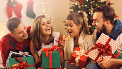 Christmas 2023 : வந்தாச்சு கிறிஸ்துமஸ்.. உங்கள் அன்புக்குரியவர்களுக்கு இந்த 5 கிப்ட்களை கொடுத்து அசத்துங்க..