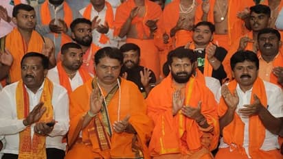 ಚಿಕ್ಕಮಗಳೂರು: ವಿಪಕ್ಷ ನಾಯಕ ದತ್ತ ಮಾಲೆ ಧಾರಣೆ, ದತ್ತ ಭಕ್ತರೊಂದಿಗೆ ಭಜನೆಯಲ್ಲಿ ಪಾಲ್ಗೊಂಡ ಅಶೋಕ್ 