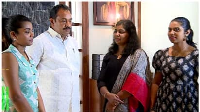 നന്മ നിറഞ്ഞ ക്രിസ്മസ് സമ്മാനം, സ്വന്തം വീടിനൊപ്പം മരിച്ചുപോയ സഹപാഠിയുടെ കുടുംബത്തിനും വീട് നിർമിച്ച് പ്രവാസി