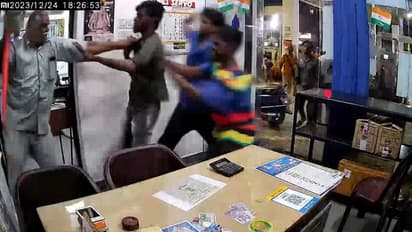 பெட்ரோல் நிரப்பியதற்கு பணம் கேட்ட பெட்ரோல் பங்க் மேலாளருக்கு அரிவாள் வெட்டு; வீடியோ வெளியாகி பரபரப்பு