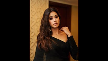 ಹೆಣ್ಣೆಂದರೇನು.. ಸೌಂದರ್ಯವೇನು.. ಊಫ್: ಕಪ್ಪು ಸೀರೆಯಲ್ಲಿ ಜಾನ್ವಿ ಕಪೂರ್ ಅಂದಕ್ಕೆ ಮನಸೋತ ಪಡ್ಡೆಹೈಕ್ಳು!