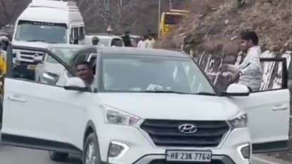 റോഡിലാണോ ഇമ്മാതിരി വേലയിറക്കുന്നത്? കാറിന്റെ ഇരുഡോറുകളും തുറന്ന് യാത്ര, വീഡിയോ