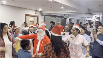 ഹൃദയം കവരും ഈ ക്രിസ്മസ് കരോൾ, രോഗികൾക്കും കൂട്ടിരിപ്പുകാർക്കുമായി ആശുപത്രി ജീവനക്കാരുടെ 'സ്നേഹ സമ്മാനം'