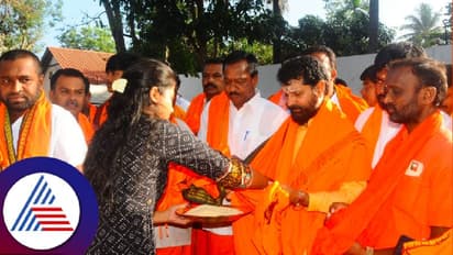 ದತ್ತ ಜಯಂತಿ: ದತ್ತಮಾಲಾಧಾರಿ ಸಿ ಟಿ ರವಿಯಿಂದ ಮನೆ ಮನೆಗೆ ತೆರಳಿ ಭಿಕ್ಷಾಟನೆ