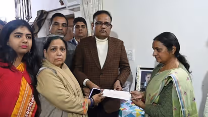 கொரோனாவால் உயிரிழந்த டெல்லி அரசு ஊழியர் குடும்பத்துக்கு ரூ.1 கோடி இழப்பீடு!