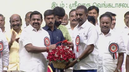 AIADMK: அதிமுக பொதுக்குழு கூட்டத்தால் விழாக்கோலம் கொண்டுள்ள வானகரம்; பழனிசாமியை ஆரத்தி எடுத்து வரவேற்ற தொண்டர்