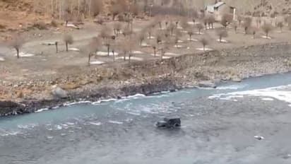 ട്രാഫിക്ക് ബ്ലോക്ക് ബൈപ്പാസ് ചെയ്യാന് നദിയിലൂടെ സാഹസിക ഡ്രൈവ്, താർ ഉടമയ്ക്കെതിരെ കേസ്