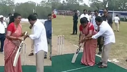 நடிகை ரோஜாவுக்கு கிரிக்கெட் ஆட சொல்லிக்கொடுத்த முதல்வர்... முதல் பாலே சிக்சர் விளாசி அசத்திய வீடியோ இதோ