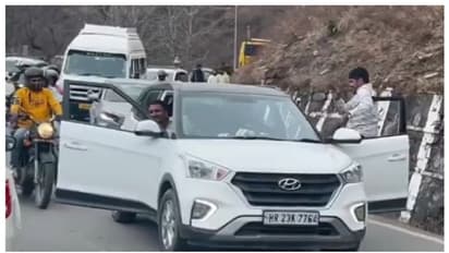 ഡോറുകള്‍ തുറന്ന് വച്ച്, തിരക്കേറിയ റോഡില്‍ യുവാക്കളുടെ അഭ്യാസം; രൂക്ഷമായി പ്രതികരിച്ച് സോഷ്യല്‍ മീഡിയ !