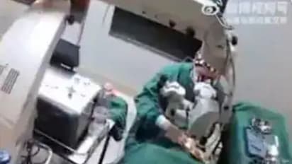 സര്‍ജറിക്കിടെ ഡോക്ടര്‍ രോഗിയെ ഇടിച്ചു; വീഡിയോ വമ്പൻ വിവാദമാകുന്നു