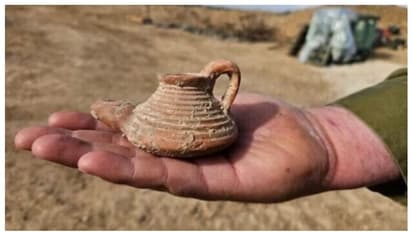 യുദ്ധത്തിനിടെ ഗാസയില് നിന്നും 1500 വര്ഷം പഴക്കമുള്ള വിളക്ക് കണ്ടെത്തി !