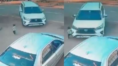 റോഡരികില് കളിച്ചു കൊണ്ടിരുന്ന കുഞ്ഞിന് കാറിടിച്ച് ദാരുണാന്ത്യം; നിര്ത്താതെ പോയ വാഹനത്തിനായി തിരച്ചില്