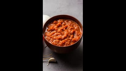 டக்குனு 5 நிமிஷத்துல இட்லி தோசைக்கு பக்காவான மிளகு கார சட்னி..இன்னைக்கே செஞ்சு பாருங்க!