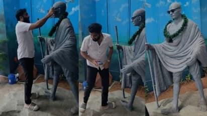 ಗಾಂಧಿ ಪ್ರತಿಮೆಗೆ ಕೂಲಿಂಗ್ ಗ್ಲಾಸ್ ಹಾಕಿ ಅವಮಾನಿಸಿದ ಎಸ್ಎಫ್ಐ ನಾಯಕ!
