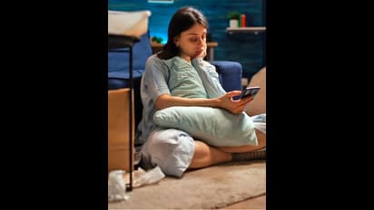  ఉదయాన్నే నిద్రలేచి  ఫోన్ చూస్తున్నారా ?  ప్రమాదం మీకోసం ఎదురుచూస్తోంది..