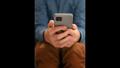 ಹೊಸ ವರ್ಷ ಮೊಬೈಲ್ ಬಳಕೆ ಕಡಿಮೆ ಮಾಡಿ... ಇಲ್ಲಾಂದ್ರೆ ಕಾಡುತ್ತೆ ಈ ಸಮಸ್ಯೆ!