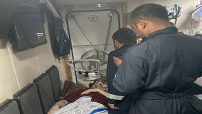 ಮಂಗಳೂರು: ಸಮುದ್ರ ಮಧ್ಯೆ ನೌಕೆಯಲ್ಲಿ ಕುಸಿದುಬಿದ್ದ ಸಿಬ್ಬಂದಿ ರಕ್ಷಿಸಿದ ಕೋಸ್ಟ್ಗಾರ್ಡ್ ತಂಡ