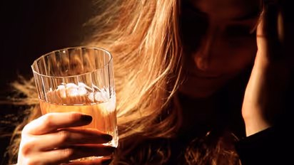 മദ്യപാനത്തിന് പിന്നാലെ യുവതിയുടെ മരണം; സുഹൃത്തുക്കളോട് നഷ്ടപരിഹാരം നൽകാൻ ഉത്തരവിട്ട് കോടതി !