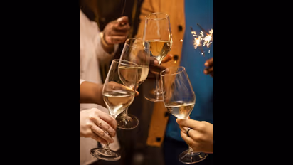 ಸಿನೆಮಾ ಗೆದ್ದ ಖುಷಿಗೆ ಬೆಳಗ್ಗಿನವರೆಗೂ ಸ್ಯಾಂಡಲ್‌ವುಡ್‌  ನಟ-ನಟಿಯರ ಪಾರ್ಟಿ, ರೆಸ್ಟೋಬಾರ್ ವಿರುದ್ಧ ಎಫ್ಐಆರ್