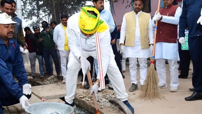 Ayodhya: డ్రైనేజీ, రోడ్లు శుభ్రం చేస్తున్న యూపీ డిప్యూటీ సీఎం