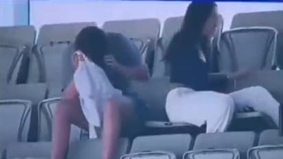 ಪಂದ್ಯದ ನಡುವೆ ಜೋಡಿ ಮೇಲೆ ಕ್ಯಾಮೆರಾ ಕಣ್ಮು, ಮರುಕ್ಷಣದಲ್ಲೇ ಜಾಗ ಖಾಲಿ ಮಾಡಿದ ಕಪಲ್!